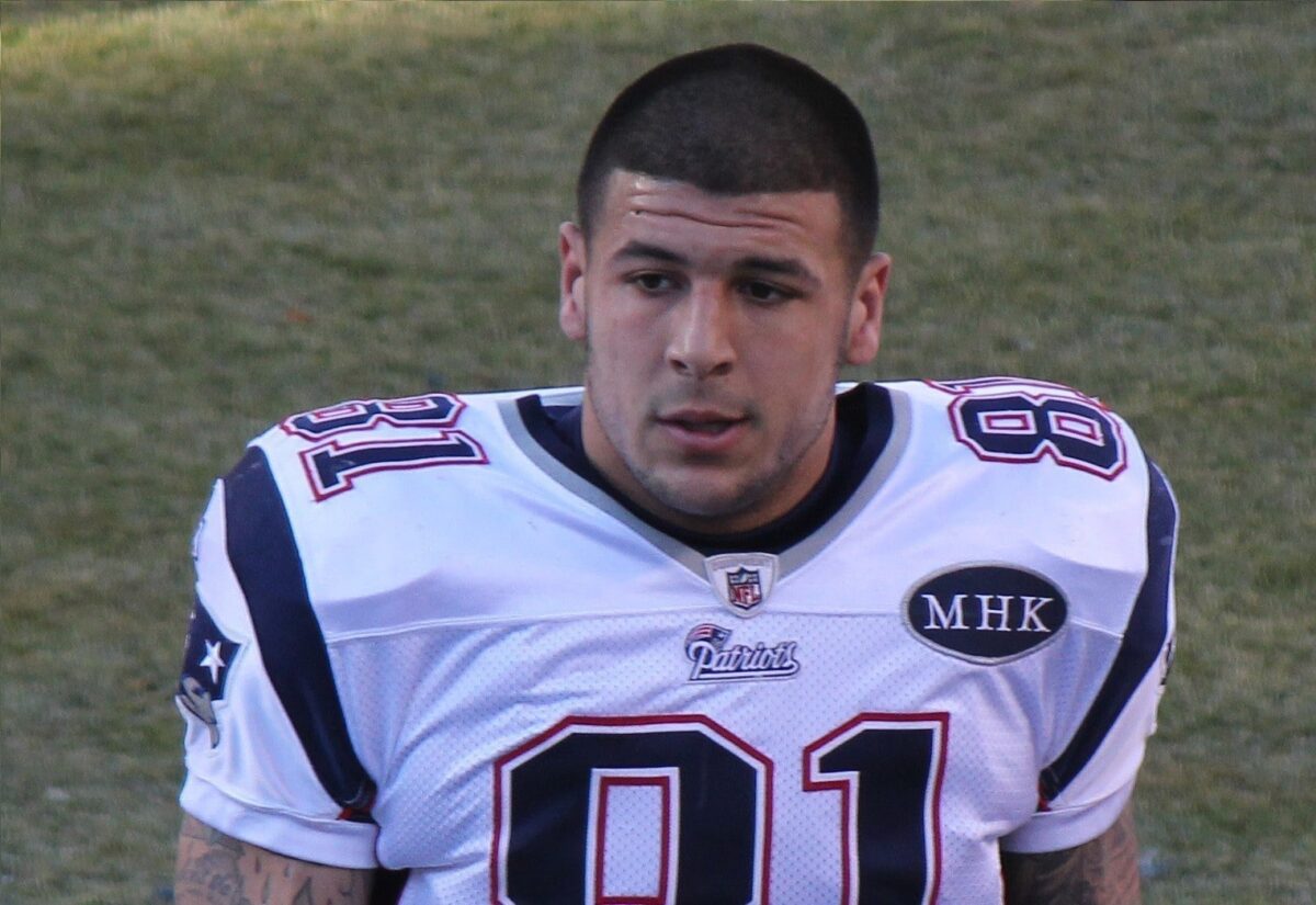 Noiva de Aaron Hernandez explica por que ficou chocada com suicídio do ex-tight end