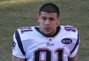 Noiva de Aaron Hernandez explica por que ficou chocada com suicídio do ex-tight end