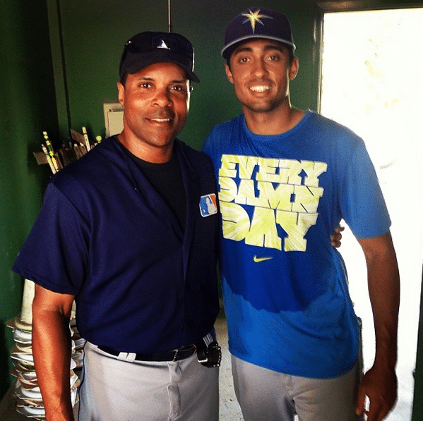 Reginatto com Barry Larkin (à esquerda), que foi técnico do Brasil no World Baseball Clasic (Crédito: facebook/Reprodução)
