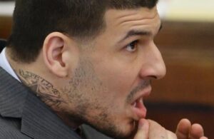 Aaron Hernandez viola a lei e faz tatuagem atrás das grades