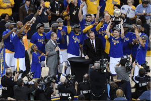 Warriors batem Thunder em sete jogos e encaram Cavaliers nas finais