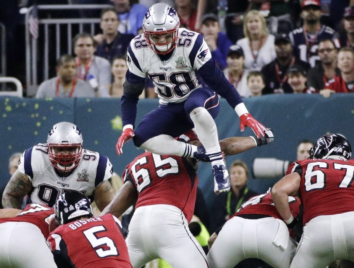 NFL bane pulo sobre a linha de scrimmage; ejeção para pancadas na cabeça passa