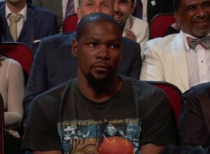 Peyton Manning tira sarro da cara de Kevin Durant no ESPYs; assista!
