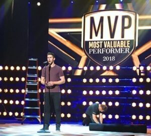 Justin Tucker vence show de talentos cantando ópera; assista!