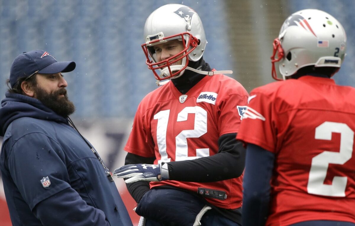 Tom Brady aparece no campo com luvas em ambas as mãos nesta quinta
