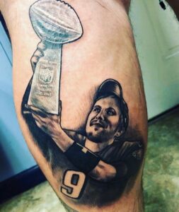 Torcedor dos Eagles tatua Nick Foles levantando o Troféu Vince Lombardi