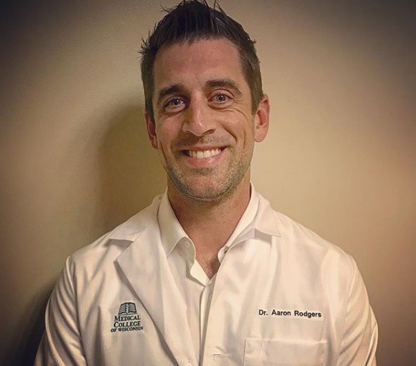 Aaron Rodgers é homenageado com doutorado devido ao trabalho de caridade