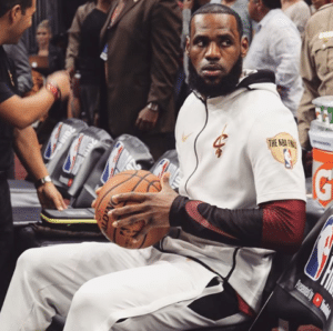 LeBron James diz que jogou com lesão auto-infligida na mão