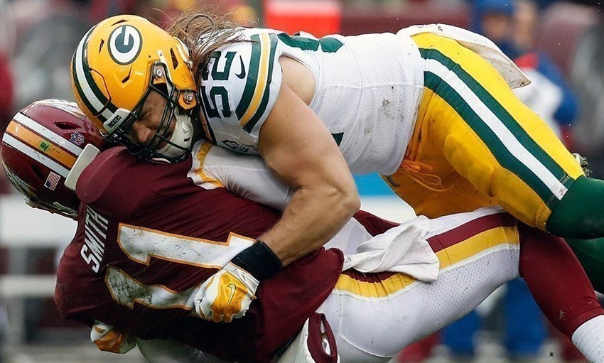 Clay Matthews, linebacker do Green Bay Packers, aplica sack no quarterback Alex Smith, do Washington Redskins