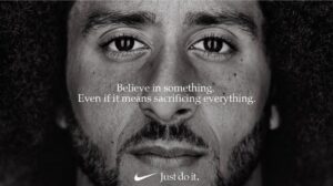 Propaganda com Kaepernick piora imagem da Nike, mas atinge o público-alvo