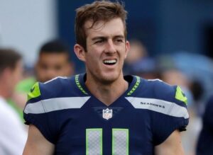 Punter dos Seahawks, Michael Dickson faz um raro dropkick kickoff contra os Bears