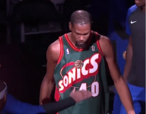 Em jogo dos Warriors em Seattle, Kevin Durant volta a fazer campanha pelos Sonics