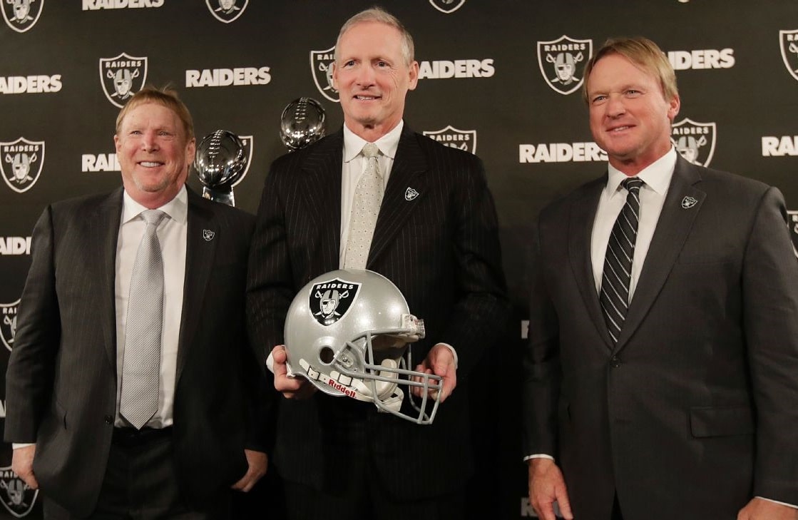 Mark Davis, Mike Mayock e Jon Gruden, dono, GM e técnico do Oakland Raiders