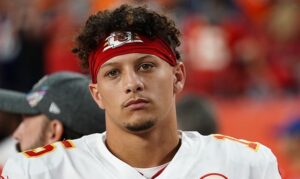 Patrick Mahomes sai do TNF com lesão no joelho; veja boletim de lesões da NFL