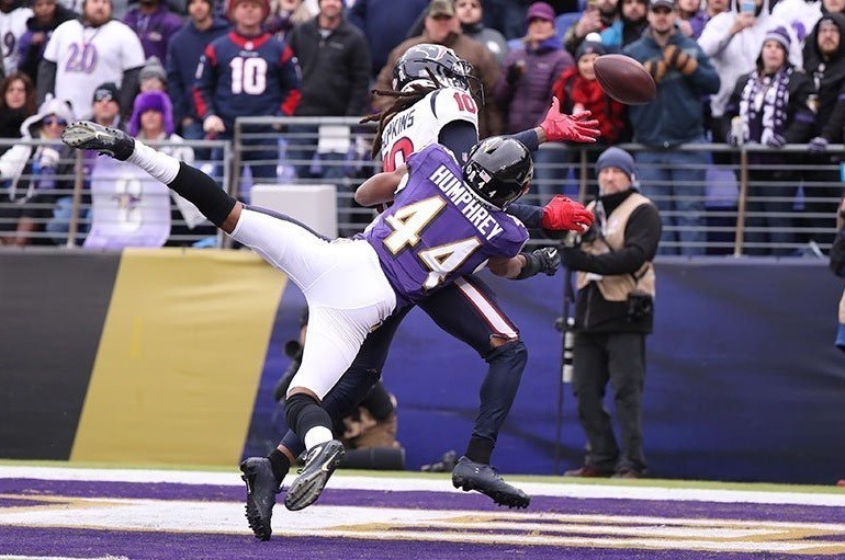 DeAndre Hopkins, wide receiver do Houston Texans, em lance contra o Baltimore Ravens