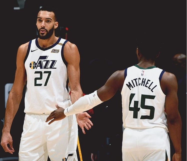 utah jazz mitchell gobert se cumprimentam