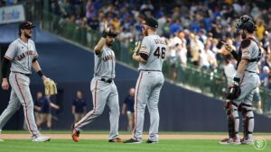 Jogadores se cumprimentam durante partida da temporada 2021.