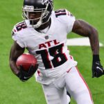 Calvin Ridley, do Atlanta Falcons, se afasta do futebol americano