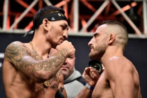 Trilogia confirmada! Alexander Volkanovski defende cinturão contra Max Holloway