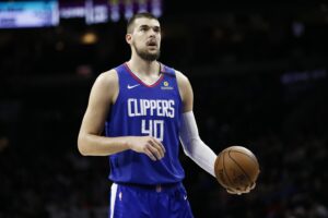 Ivica Zubac acerta renovação com o Clippers