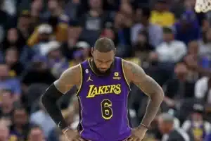 LeBron mostra irritação e Lakers avalia opções de troca