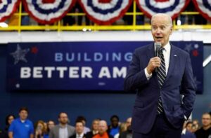 Presidente Joe Biden anuncia vitória da seleção norte-americana em microfone