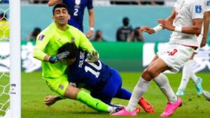 Jogador dos EUA comemora vitória da equipe no hospital