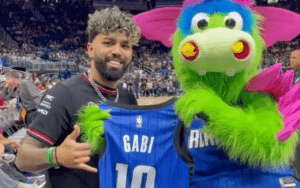 Gabriel Barbosa é festejado em partida da NBA