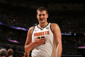 Nikola Jokic faz história de novo
