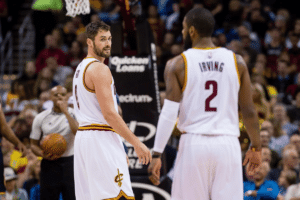 Kevin Love responde se Kyrie Irving merece ter camisa aposentada no Cleveland Cavaliers
