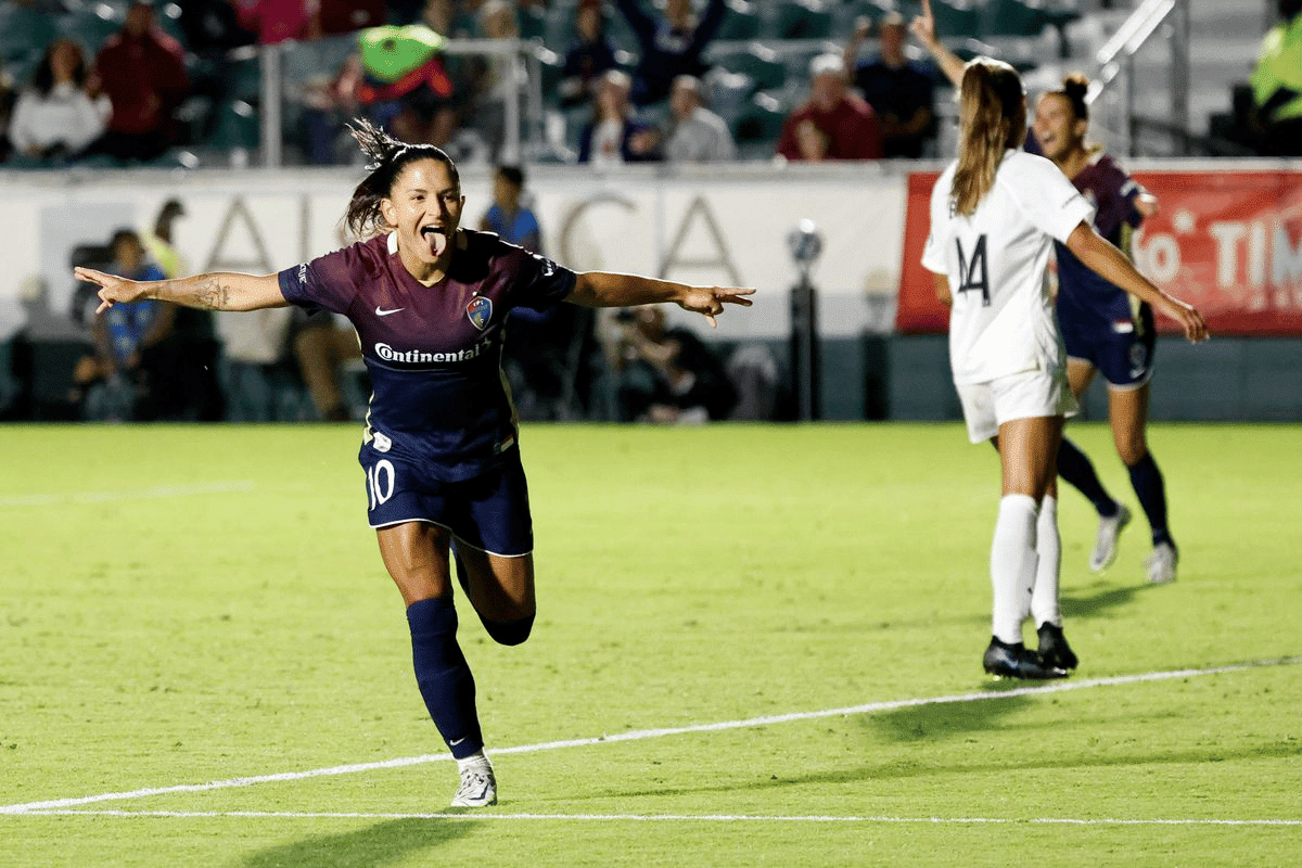 Debinha representa o North Carolina Courage no prêmio de Melhor Jogadora FIFA