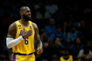 LeBron James sofre lesão no pé e desfalca Lakers por tempo indeterminado