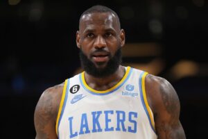 LeBron James desmente boatos e mantém mistério sobre retorno aos Lakers