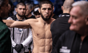 Makhachev sem Khabib no córner pela primeira vez
