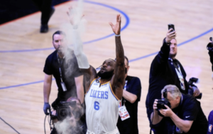 LeBron James bate mais um recorde e segue fazendo história