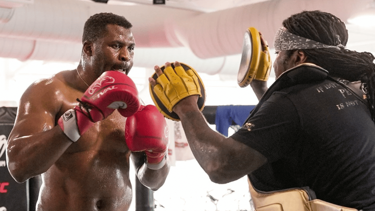 Francis Ngannou deixa Deontay Wilder com aparência de covarde