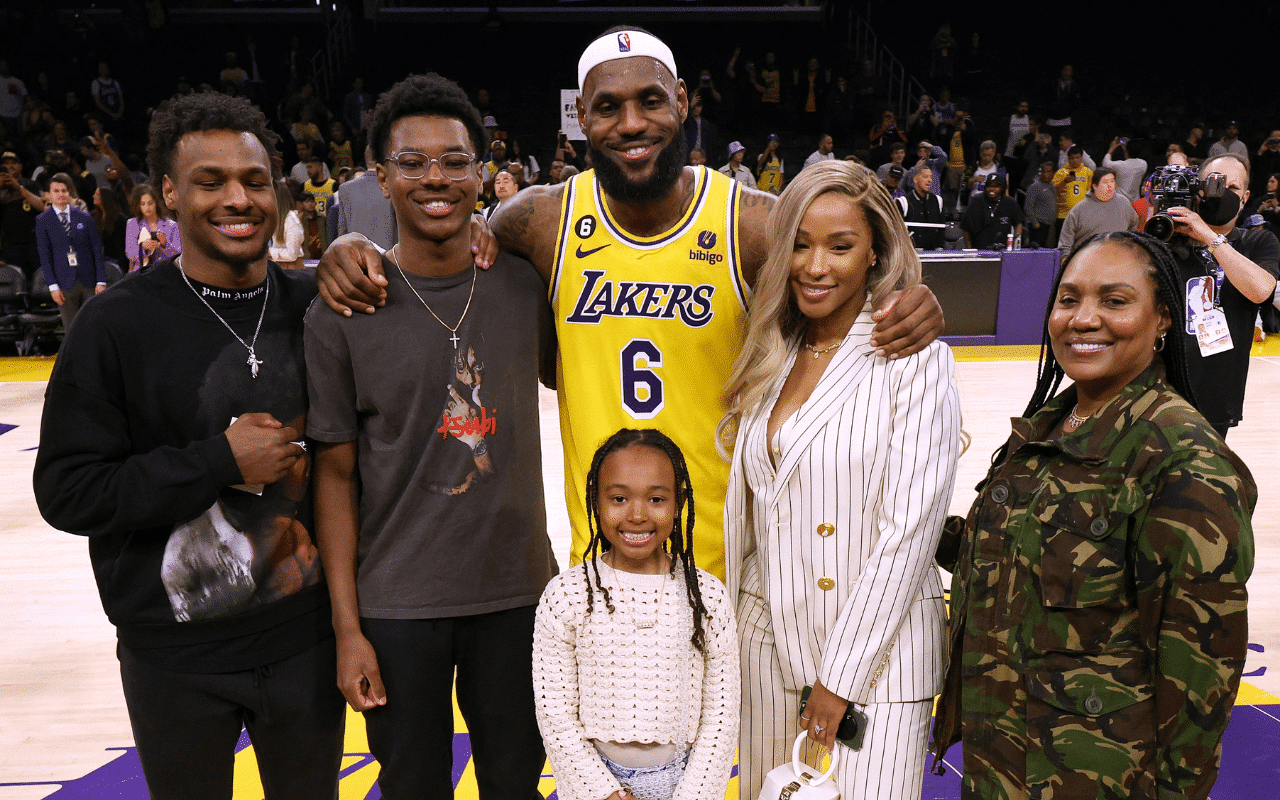 Lebron James brinca com filhos sobre recorde de maior pontuador da NBA