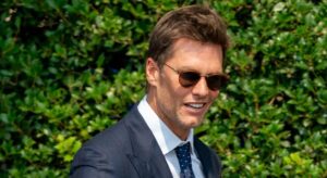 Tom Brady atende a ‘latido de jogadora’ e se torna dono de time campeão