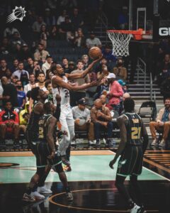 Kevin Durant estreia bem, mas é Devin Booker quem brilha na vitória dos Suns sobre os Hornets na NBA