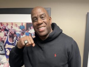 Magic Johnson ostenta anel e comemora título da MLS