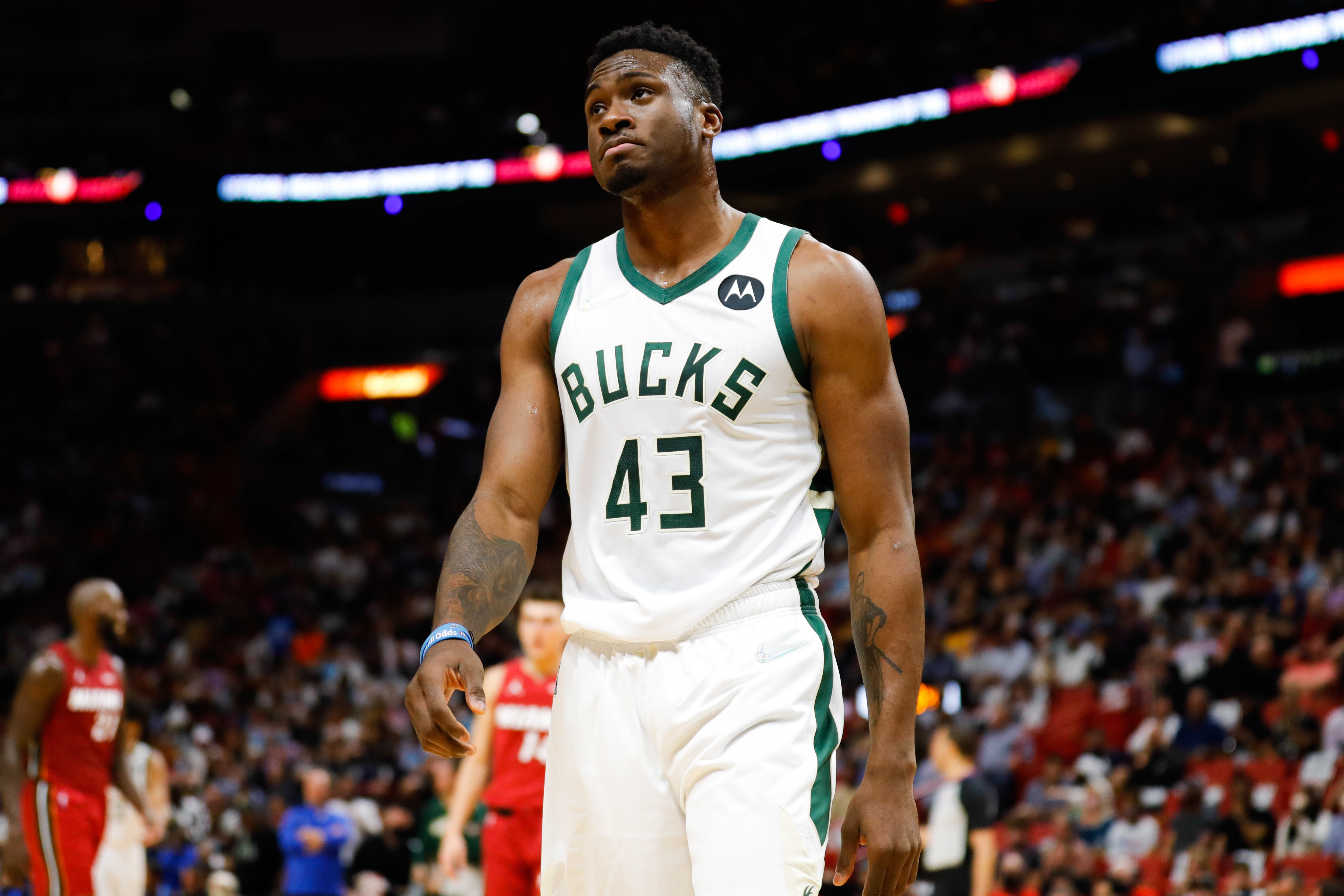 Bucks x Celtics: irmão de Giannis acerta cabeçada em adversário e é expulso