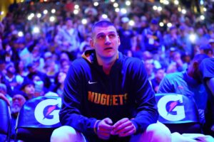 Jokic entra para grupo de jogadores com 100 triplos-duplos na vitória dos Nuggets; veja lista completa na NBA