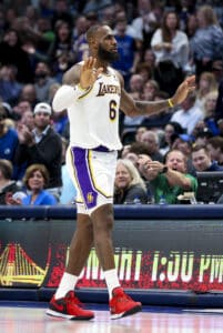 NBA: LeBron James treina, mas faz mistério sobre volta aos Lakers