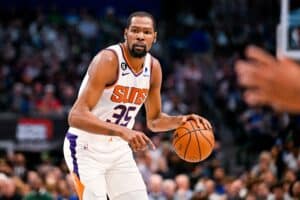 Kevin Durant escorrega e machuca tornozelo antes de jogo dos Suns