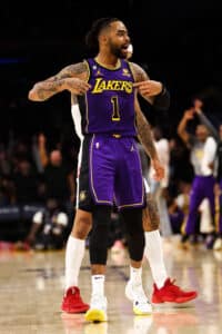 Lakers derrotam Raptors com volta de D’Angelo Russell e colam nos Playoffs