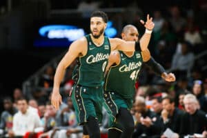 Celtics vencem Hawks com barraco e encostam nos Bucks; veja resultados da NBA