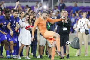 Goleiro dos EUA inova com chá revelação empolgante