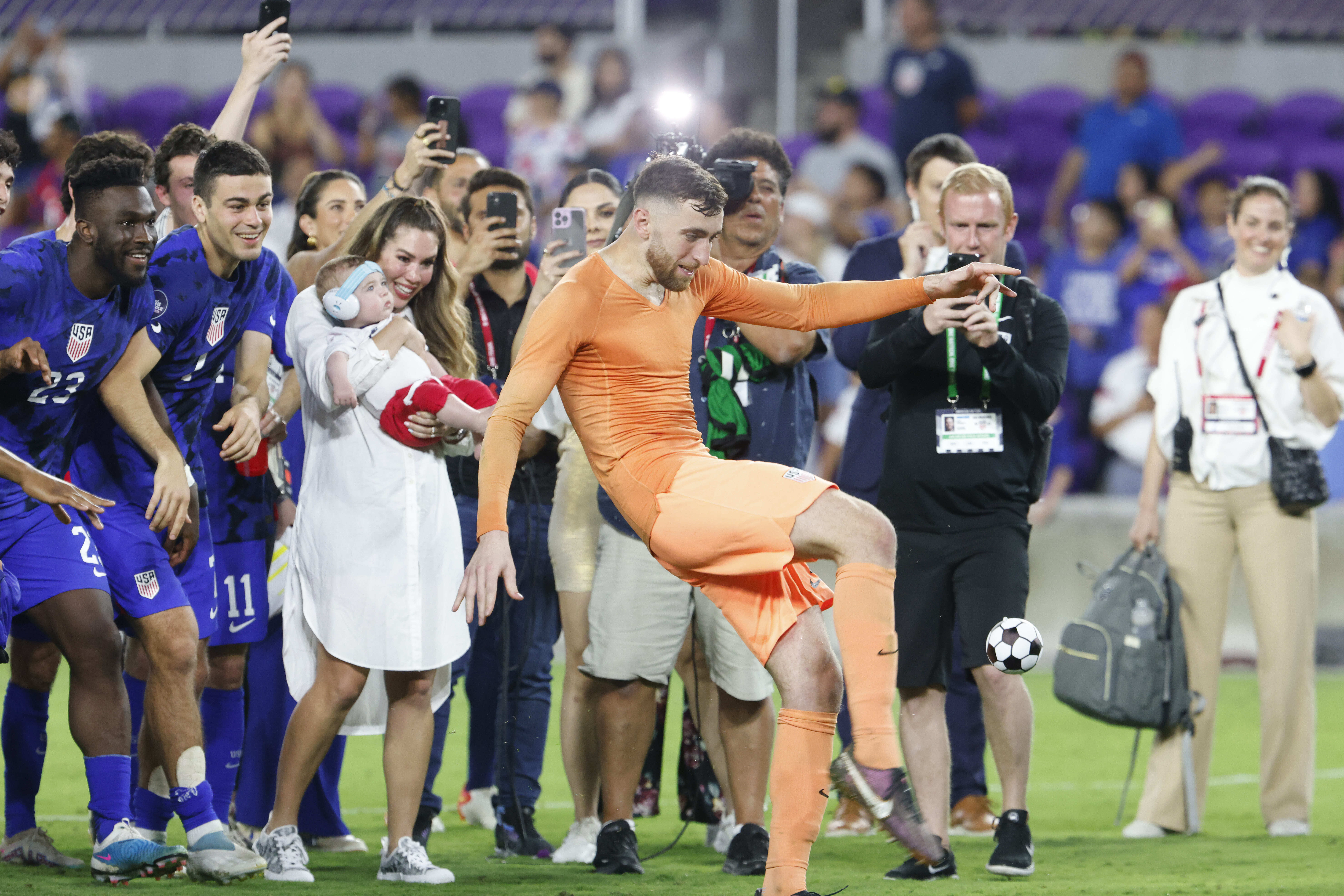 Goleiro dos EUA inova com chá revelação empolgante