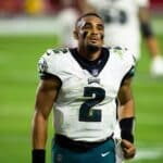 NFL: astro dos Eagles assina contrato de R$ 1,2 bi e se torna o mais bem pago da história