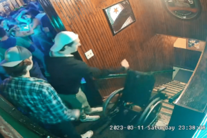 Após filho jogar cadeira de rodas escada abaixo, GM do Philadelphia Flyers se pronuncia